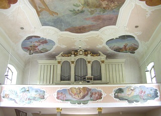Foto der Orgelempore in Heilig-Kreuz in Schambach