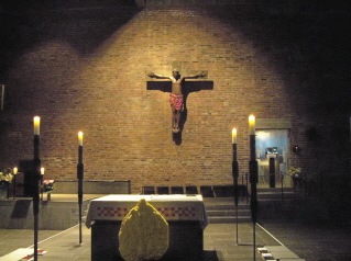 Foto vom Altarraum in St. Adelheid in Köln-Neubrück