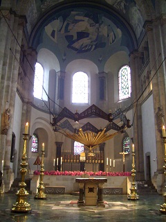 Foto vom Altarraum in St. Aposteln in Köln