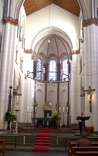 Foto vom Altarraum in St. Heribert in Köln