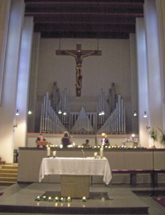 Foto vom Altarraum in St. Hubertus in Köln-Brück