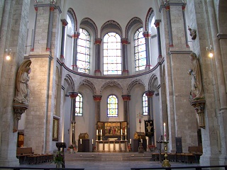 Foto vom Altarraum in St. Kunibert in Köln