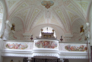 Foto der Orgelbrüstung in Heilig-Kreuz in Kreuzpullach