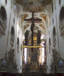 Foto vom Altarraum in St. Johannes Evangelist in Ursberg