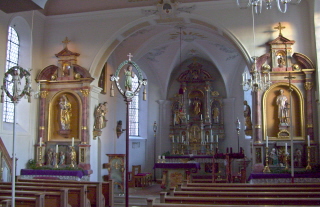 Foto vom Altarraum in St. Laurentius in Nattenhausen