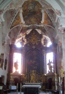 Foto vom Altarraum im linken Kirchenschiff in St. Virgil in Rattenberg