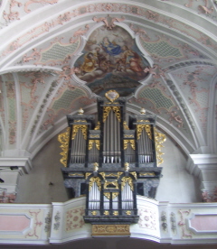 Foto der Orgel im linken Kirchenschiff in St. Virgil in Rattenberg