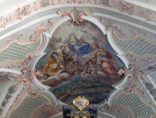 Foto vom Fresko über der Orgel im linken Kirchenschiff in St. Virgil in Rattenberg