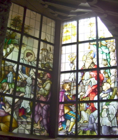 Foto vom Wolfgangsfenster in der Notburgakapelle in St. Virgil in Rattenberg