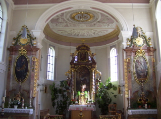 Foto vom Altarraum der St.-Franziskus-Kapelle in Dasing