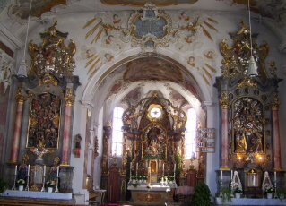 Foto vom Altarraum in St. Martin in Dasing
