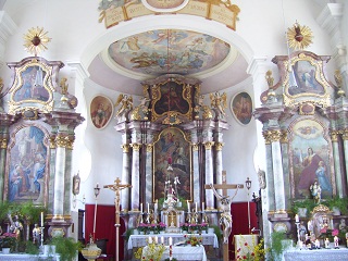 Foto vom Altarraum in St. Johannes der Täufer in Großhausen