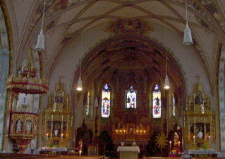 Foto vom Altarraum in Heilig Kreuz in Gundelsdorf