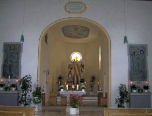 Foto vom Altarraum in St. Peter und Paul in Haberskirch