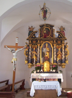 Foto vom Altarraum in St. Nikolaus in Kiemertshofen