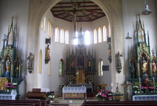 Foto vom Altarraum in St. Walburga in Ried