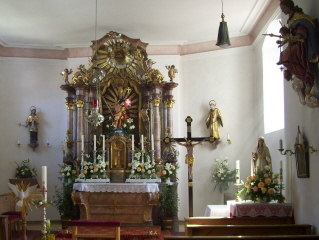 Foto vom Altarraum in St. Nikolaus in Petersdorf