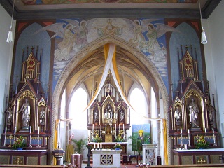 Foto vom Altarraum in St. Martin in Unterbernbach