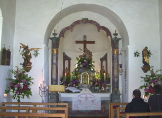 Foto vom Altarraum in St. Ulrich in Weichenberg