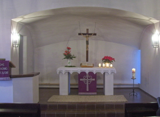 Foto vom Altarraum der Auferstehungskirche in Zusmarshausen