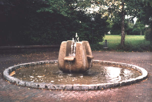 Foto des Brunnens vor der Martin-Luther-Kirche, Königsbrunn