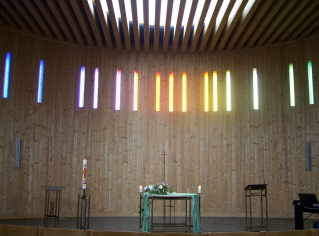 Foto vom Altarraum der Immanuelkirche in Diedorf