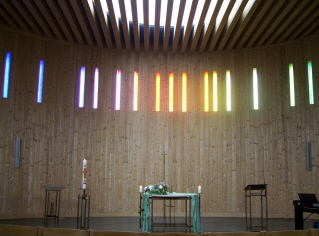 Foto vom Altarraum der Immanuelkirche in Diedorf