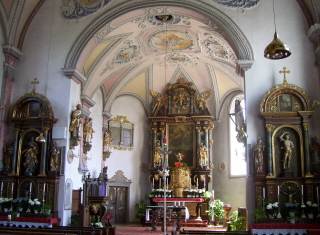 Foto vom Altarraum in St. Martin in Langenneufnach