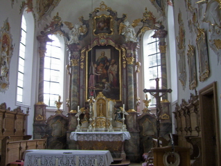 Foto vom Altarraum in St. Anna in Dinkelscherben