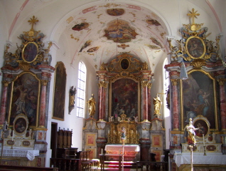 Foto vom Altarraum in St. Bartholomäus in Diedorf