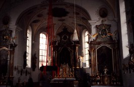 Foto vom Altarraum in St. Georg in Margertshausen