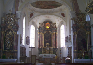 Foto vom Altarraum in St. Laurentius in Agawang