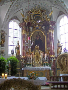 Foto vom Altarraum in St. Martin in Horgau