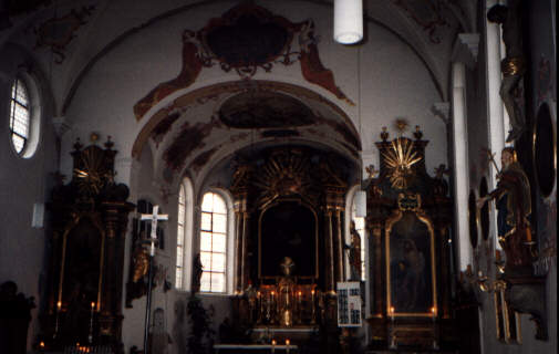 Foto vom Altarraum in St. Nikolaus in Stadtbergen