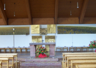 Foto vom Altarraum in St. Raphael in Steppach