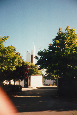 Foto vom Turm von St. Thomas Morus in Neusäß