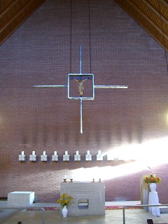 Foto vom Altarraum in der neuen Kirche St. Nikolaus in Zusamzell