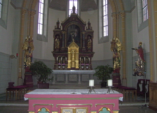 Foto vom Altarraum in Maria Rosenkranzkönigin in Schretzheim