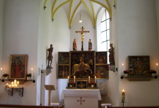 Foto vom Altarraum in St. Georg in Hohenreichen