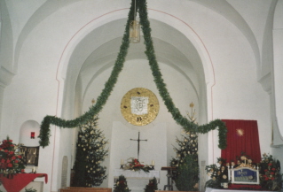 Foto vom Altarraum in St. Veronika in Ziertheim