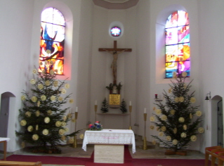 Foto vom Altarraum in St. Johannes Evangelist in Syrgenstein