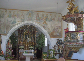 Foto der Kanzel mit Chorbogen in St. Josef in Baiersfeld
