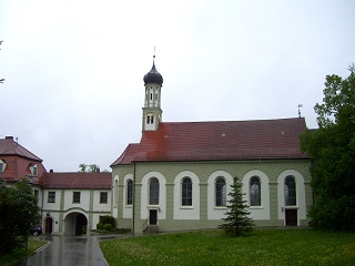 Foto der Kirche Heiligste Dreifaltigkeit in Bergstetten