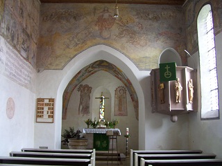 Foto vom Altarraum in St. Marien in Bühl am Ries
