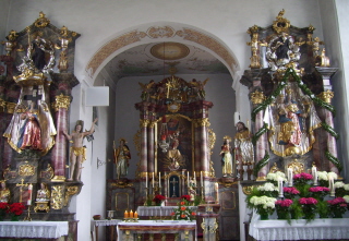 Foto vom Altarraum in St. Martin in Daiting
