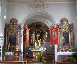 Foto vom Altarraum in St. Peter und Paul in Etting