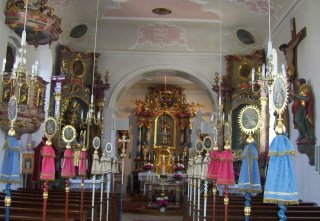 Foto vom Altarraum in St. Nikolaus in Gansheim