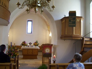 Foto vom Altarraum in St. Bartholomäus in heuberg