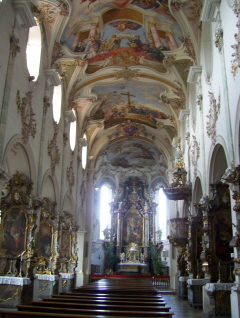 Foto vom Kirchenschiff von St. Martin in Mönchsdeggingen