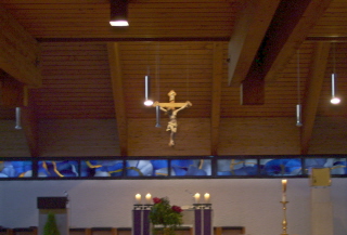 Foto vom Altarraum der neuen Kirche St. Peter und Paul in Münster